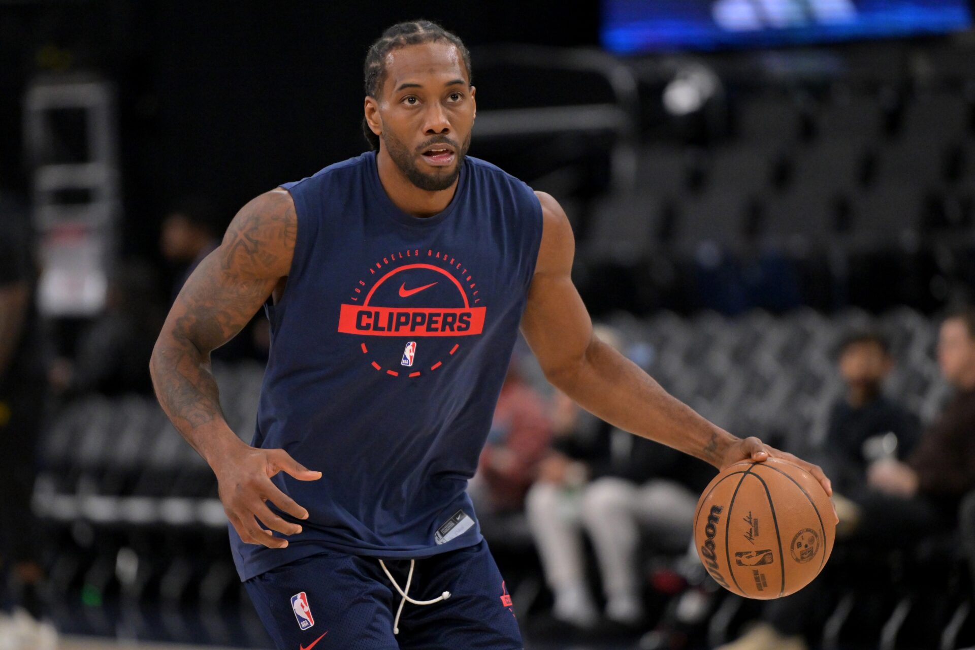 Los Angeles Clippers forward Kawhi Leonard (2) warms up prior to the game against the Los Angeles Lakers at Intuit Dome on Jan 22, 2026.
